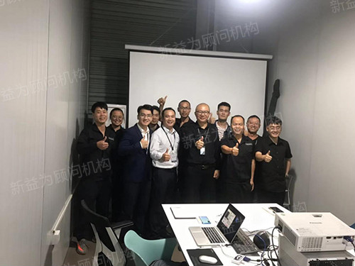 參會(huì)人員合影留念 參會(huì)人員合影留念